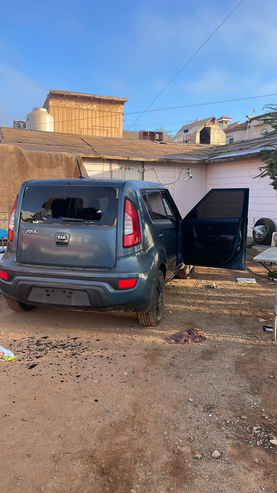 El cuerpo fue encontrado junto a un auto con los cristales rotos.
