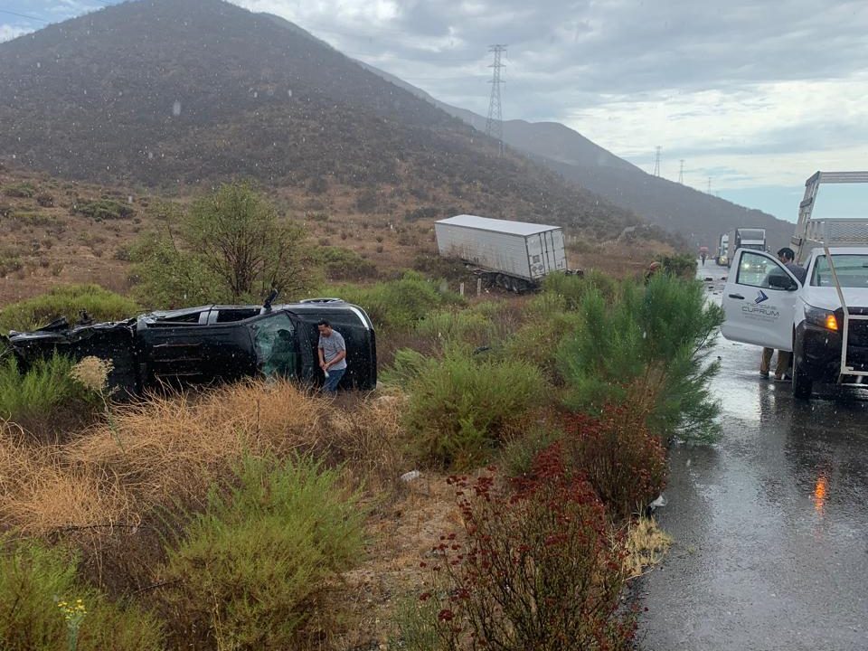 Fuerte choque entre camión y pick up en San Vicente; hay heridos