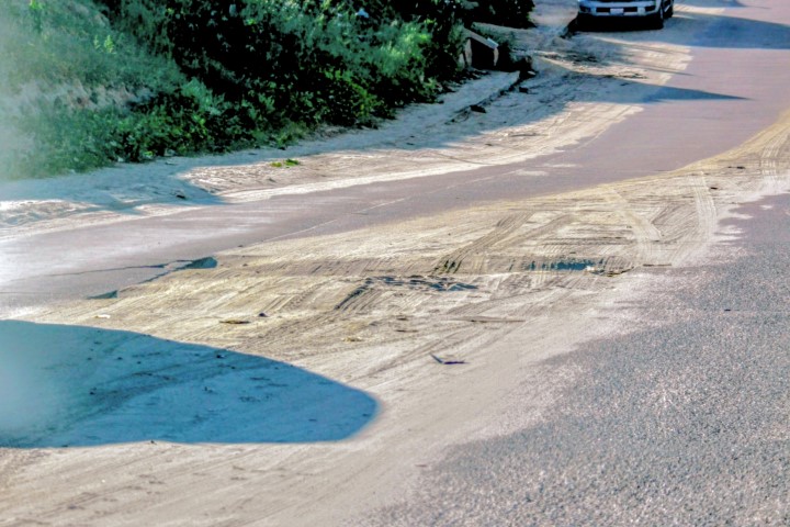 Reaparece fuga hídrica en espacio sin pavimentar