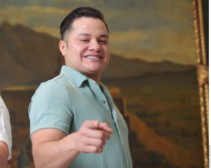 Acusan de violencia doméstica a vocalista de Los Recoditos