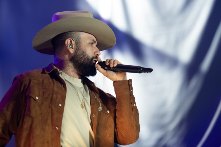 Carín León abre circuito por la paz