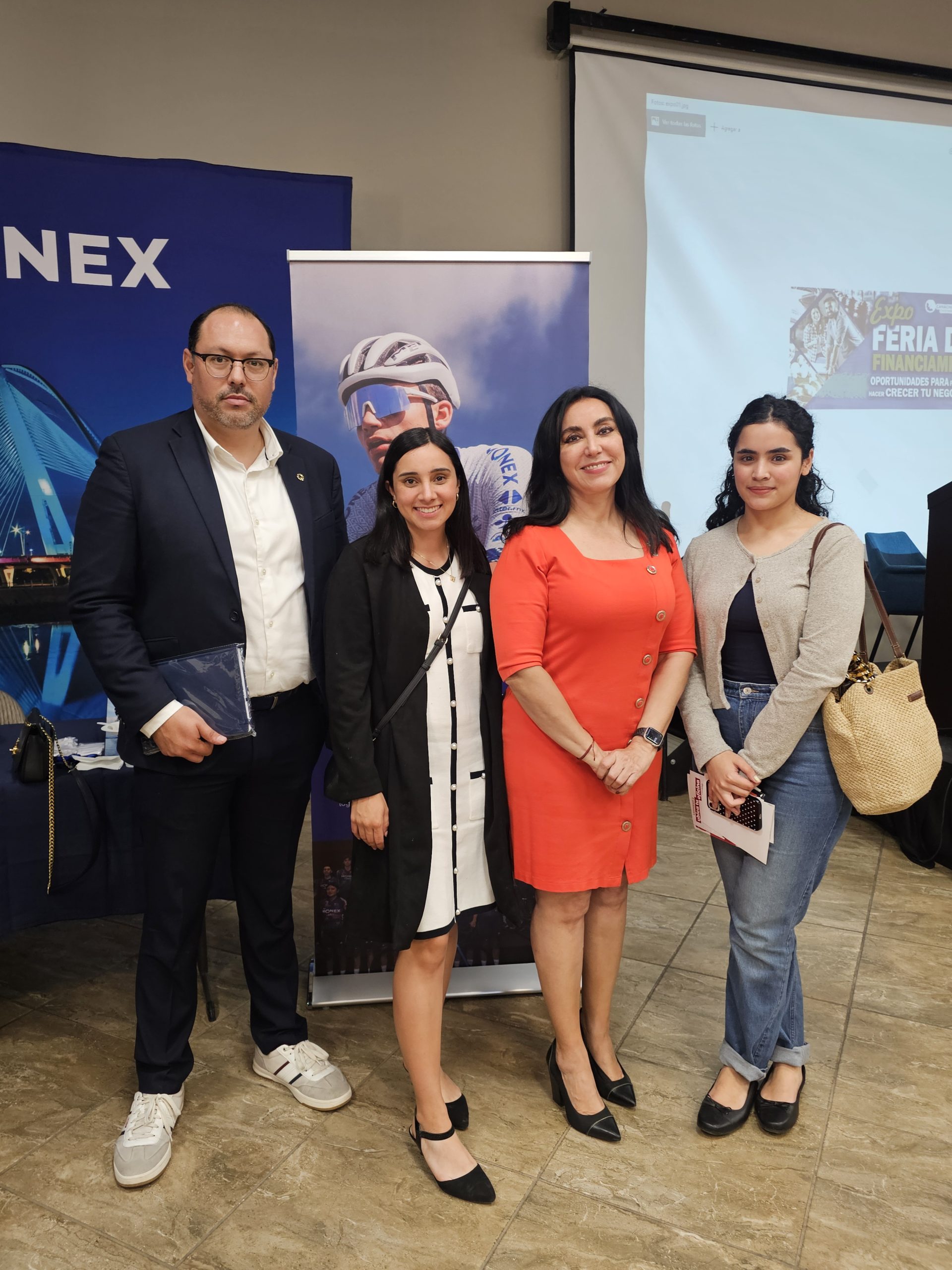 Se reúnen en expo financiera