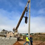 Instala la CFE postes en colonias de Camalú