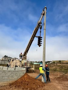 Instala la CFE postes en colonias de Camalú