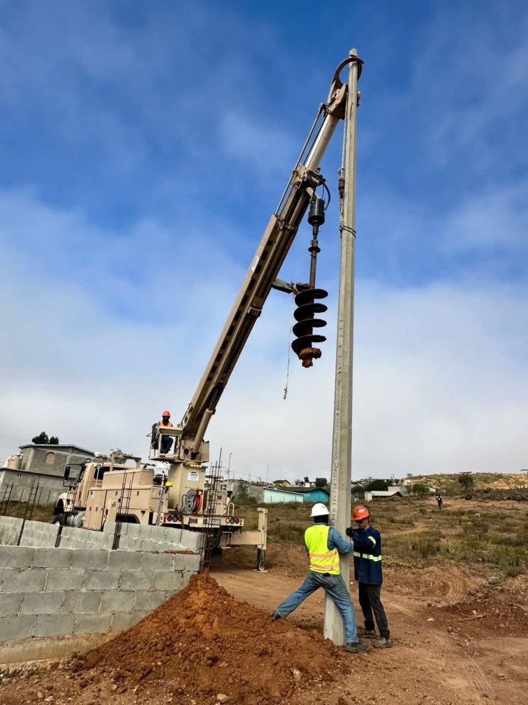 Instala la CFE postes en colonias de Camalú
