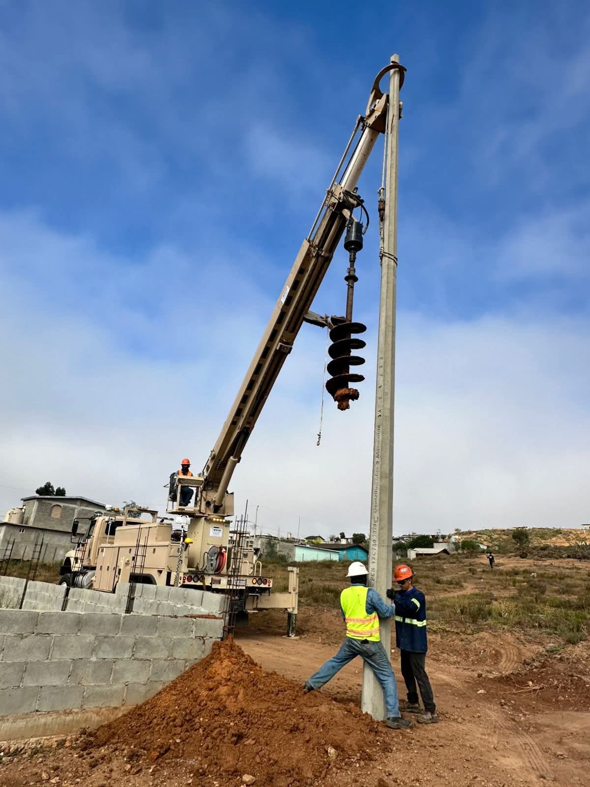Instala la CFE postes en colonias de Camalú