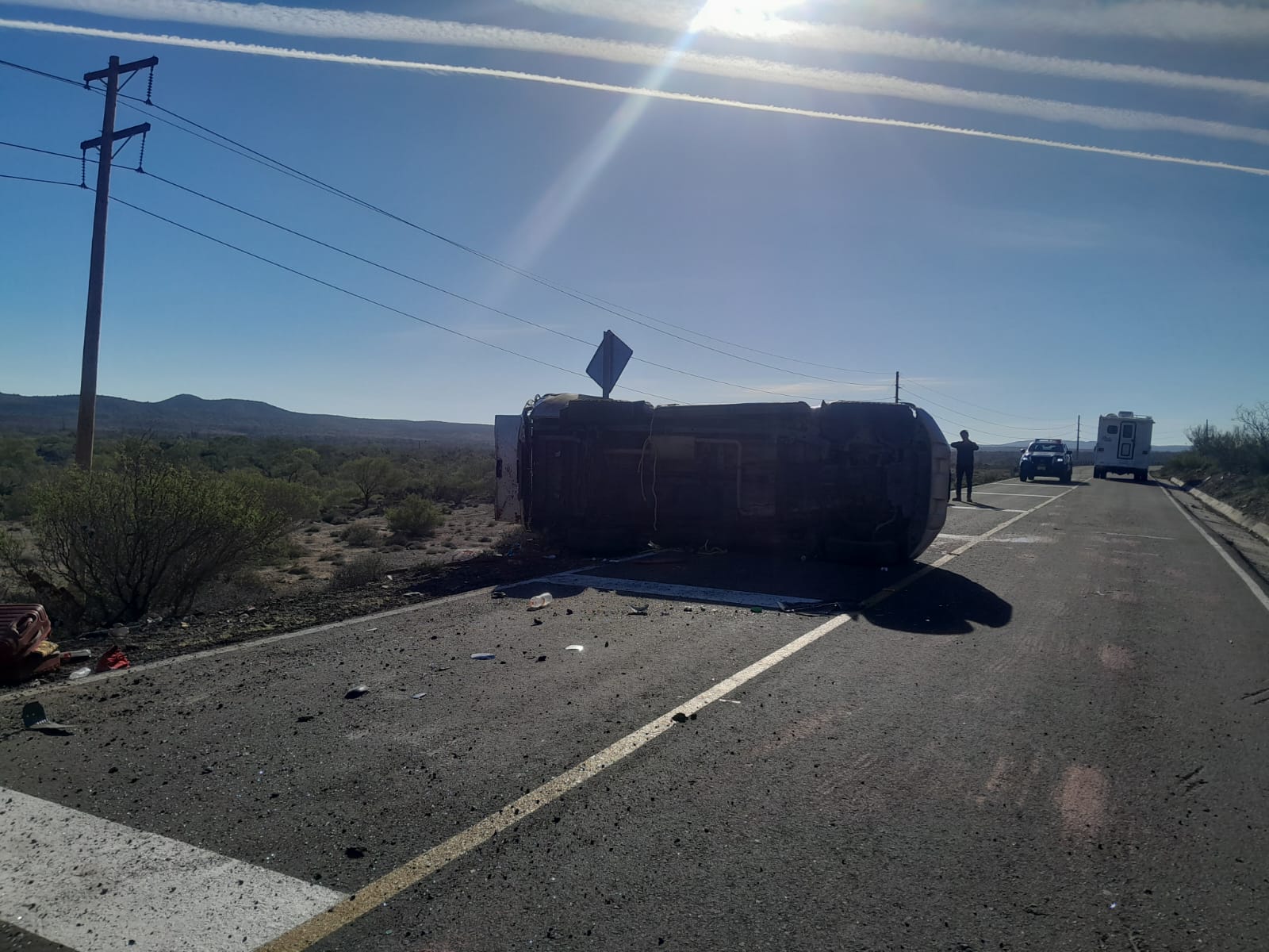 Pierde conductor control de vehículo y se vuelca