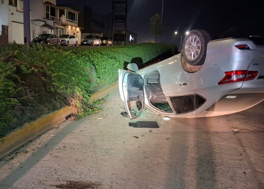 Vuelca automóvil en la Pedro Loyola