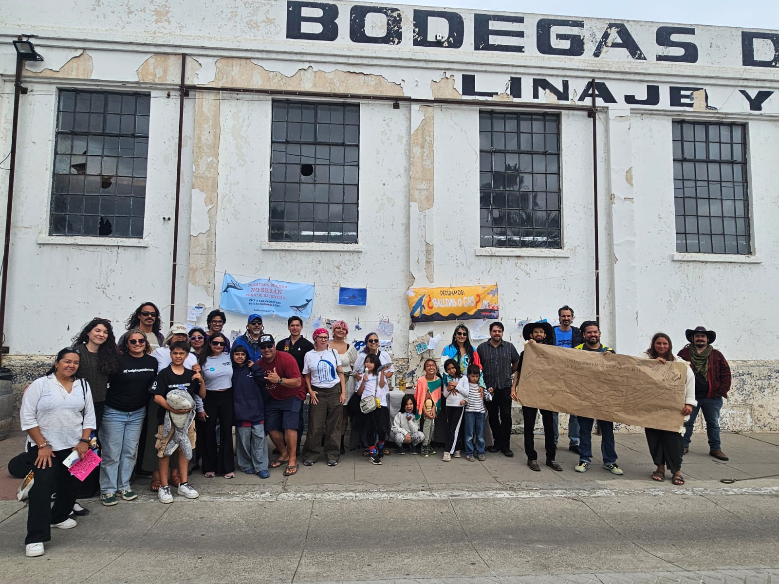 Realizan un altar colectivo a ballenas